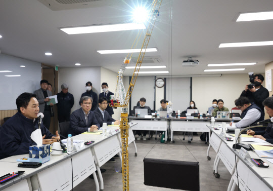 원희룡(맨 왼쪽) 국토교통부 장관이 19일 오후 서울 서초구 대한건설기계안전관리원에서 열린 타워크레인 안전관리 체계점검 및 충돌사고 중간조사 결과보고회에서 발언하고 있다.  연합뉴스